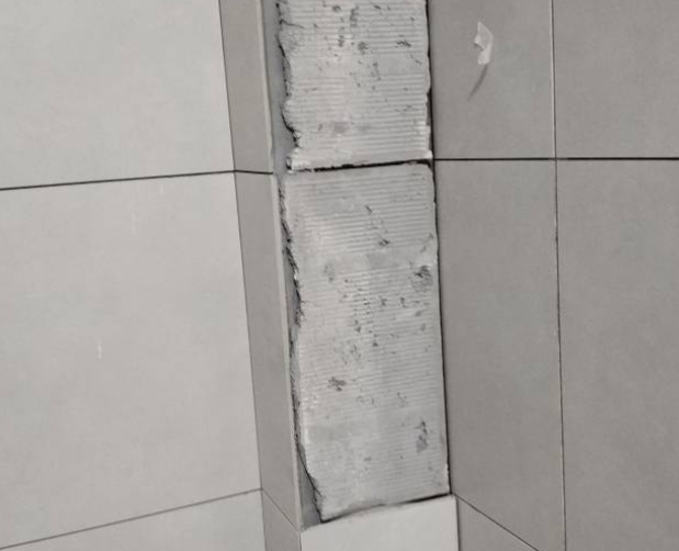 安义瓷砖空鼓维修公司分享下瓷砖施工前基层浇水润湿程度不足，可能导致以下问题