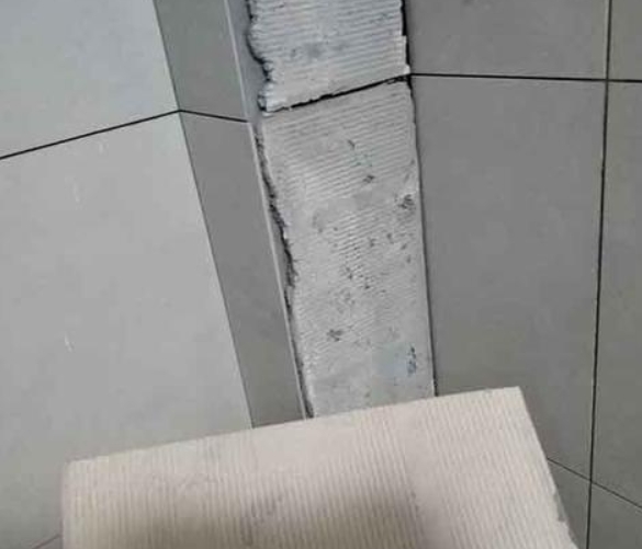 安义瓷砖空鼓维修公司分享下厨房瓷砖脱落的补救措施。